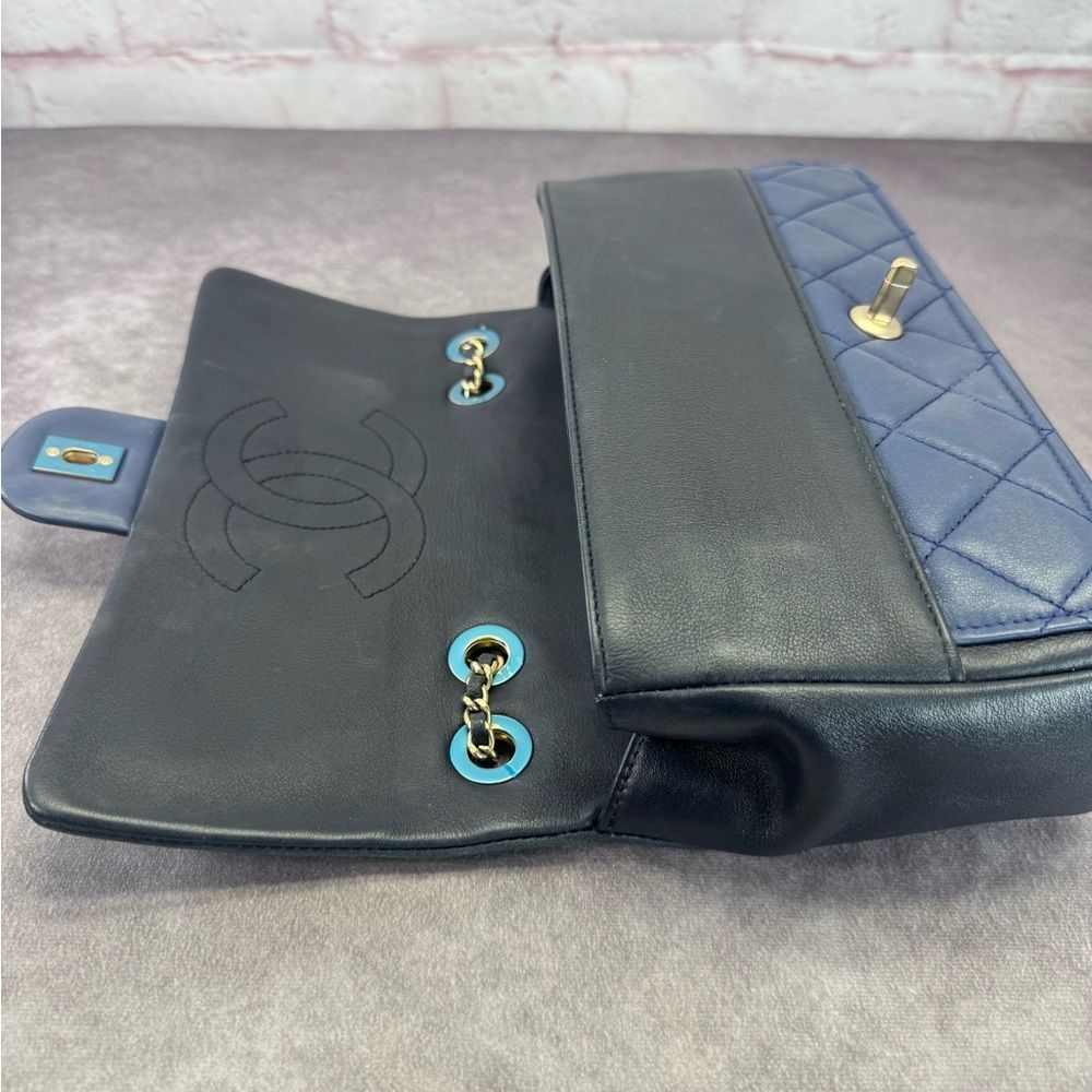 CHANEL Lambskin Quilted Medium Graphic Flap Navy Black - Picture 11 of 16
